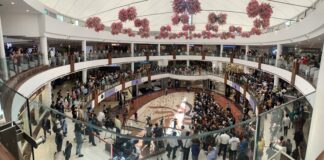 Apple Saket opens to fanfare - and chaos