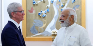 L-R: Tim Cook, Apple CEO and India's Prime Minister Narendra Modi; Source: @tim_Cook/Twitter